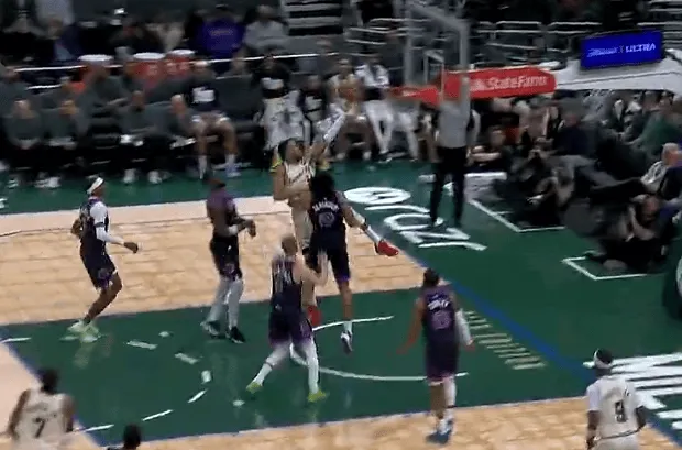 开云-爱游戏-字母哥突破上篮打进，雄鹿打出一波10-0追到20分以内