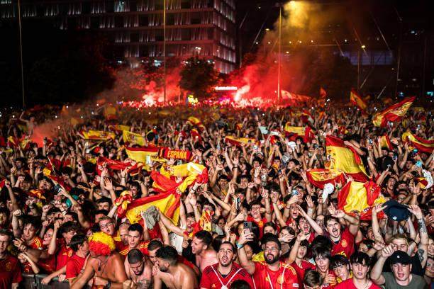 开云APP-最艰难道路成就最优秀冠军！西班牙开启庆祝模式